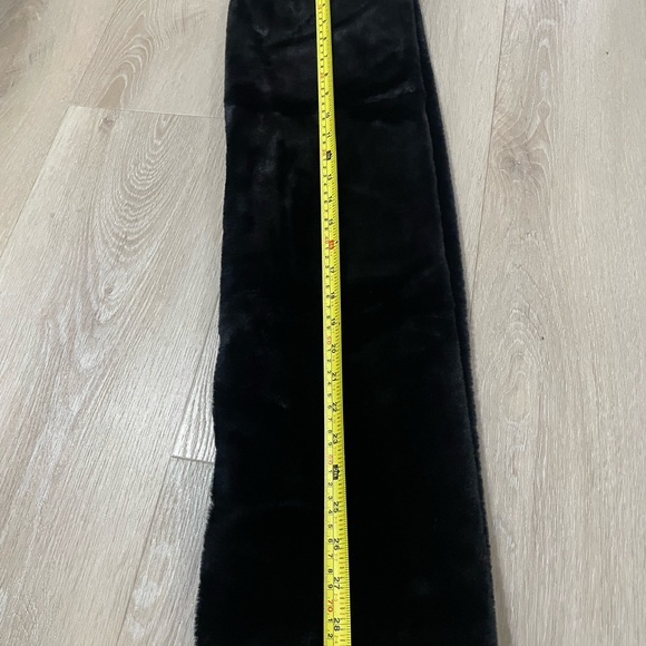 K.I.T accessories women’s black Infinity Faux Fur scarf - Picture 4 of 4